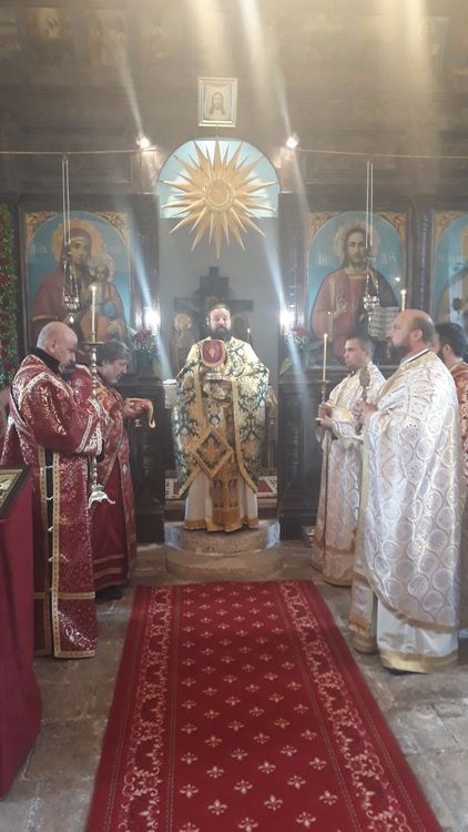 Трима свещеници отслужиха тържествена литургия на Свети Дух в Смолян