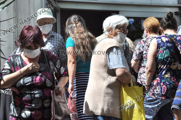 Опашка пред пощата в първия ден за раздаване на пенсии в Хасково