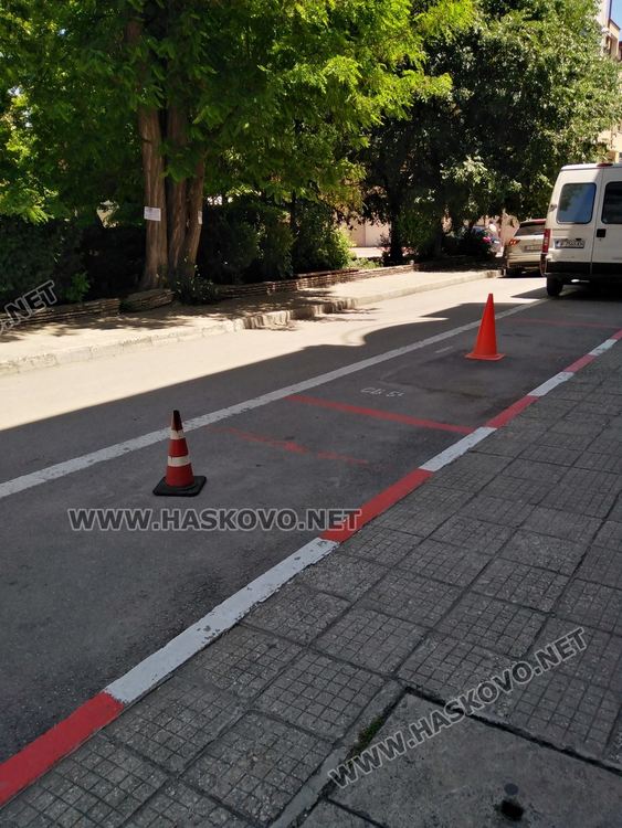 Паркоместата до Арменския парк не са паркоместа, премахват знака