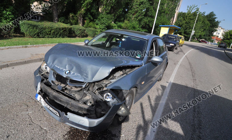 БМВ се заби в кола до Градската градина