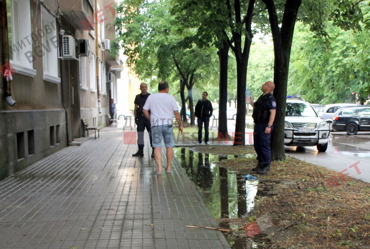 Полиция изведе мъж с психични проблеми от дома му в Димитровград