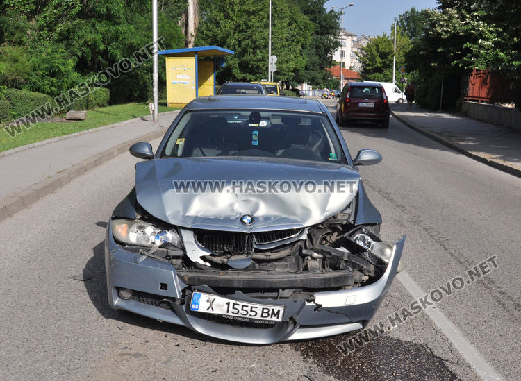 БМВ се заби в кола до Градската градина