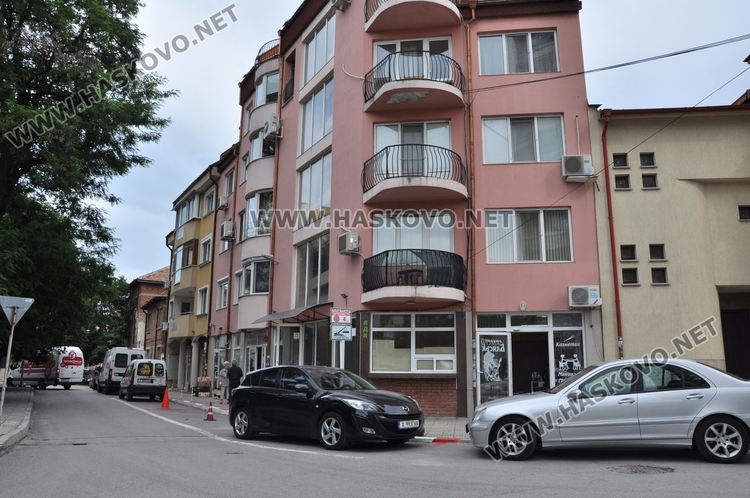 Паркоместата до Арменския парк не са паркоместа, премахват знака