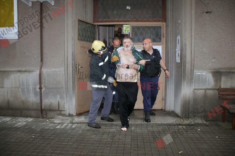 Полиция изведе мъж с психични проблеми от дома му в Димитровград