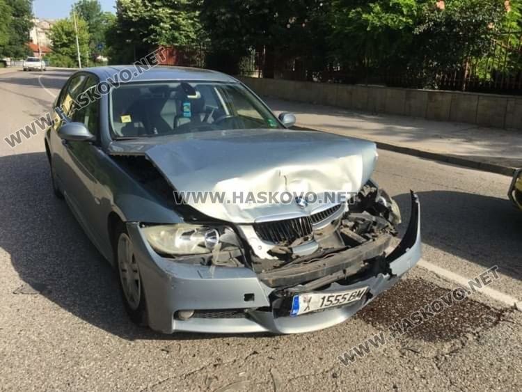 БМВ се заби в кола до Градската градина