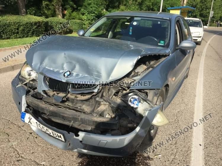 БМВ се заби в кола до Градската градина