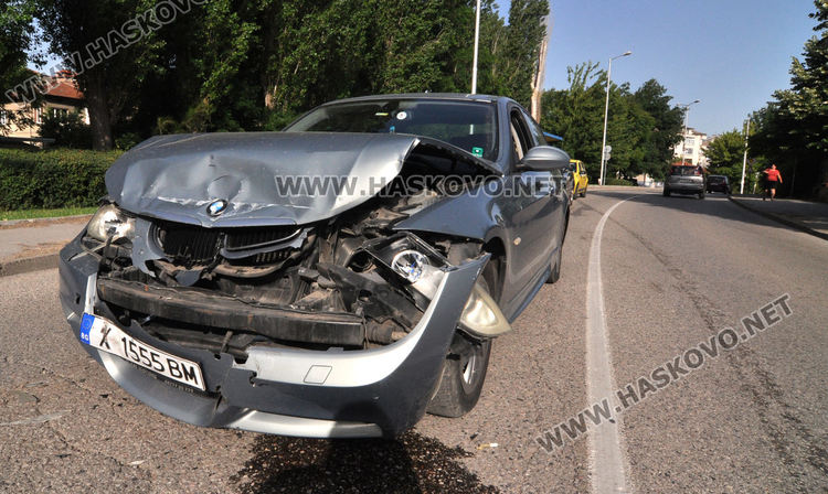 БМВ се заби в кола до Градската градина