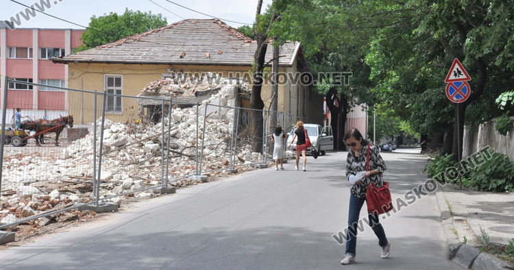 Сигнал: Пешеходци се движат по пътното платно до „Спартак“ заради заети тротоари