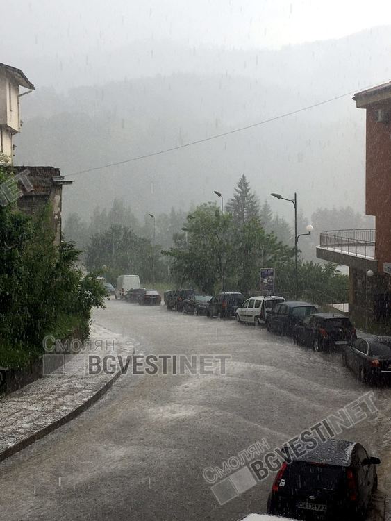 Леден порой и гръмотевична буря удариха Смолян /снимки/
