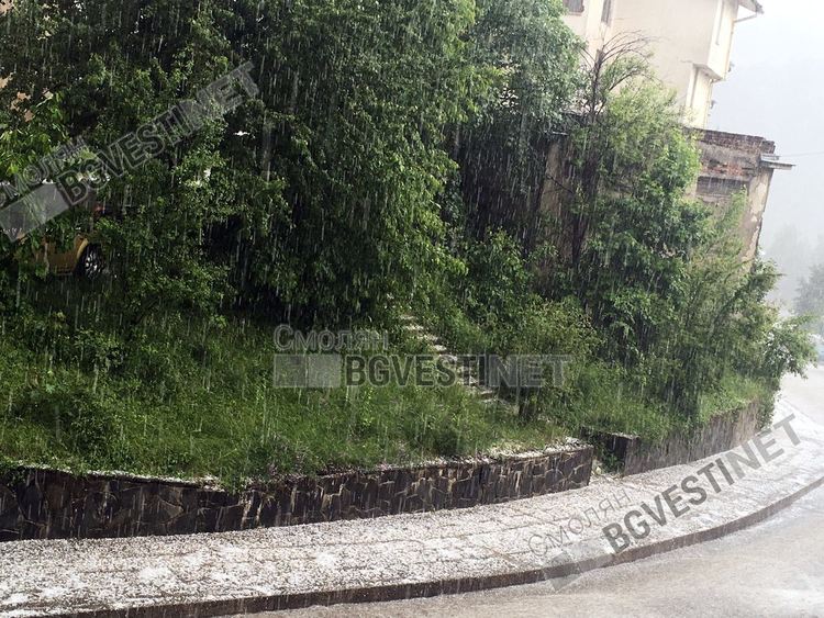 Леден порой и гръмотевична буря удариха Смолян /снимки/