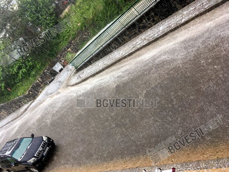 Леден порой и гръмотевична буря удариха Смолян /снимки/