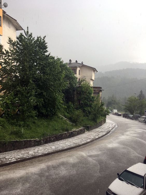 Леден порой и гръмотевична буря удариха Смолян /снимки/