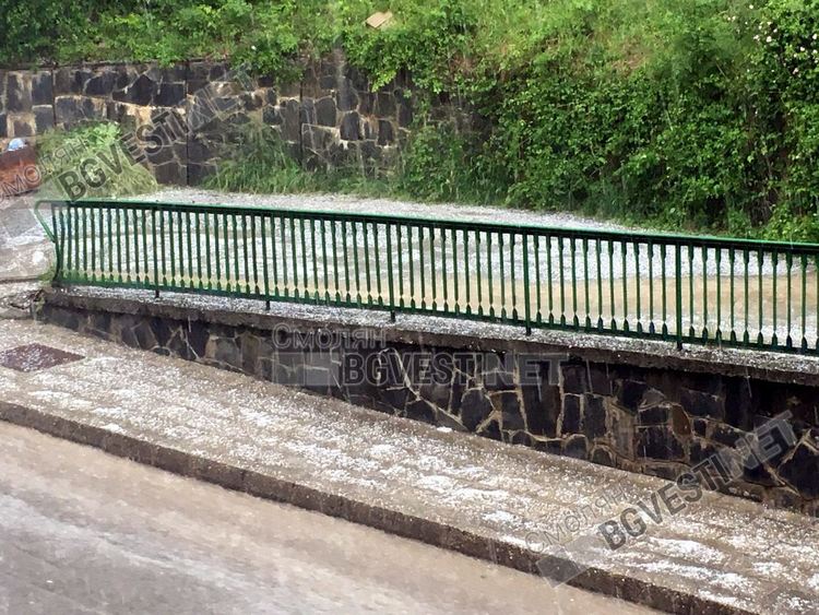 Леден порой и гръмотевична буря удариха Смолян /снимки/