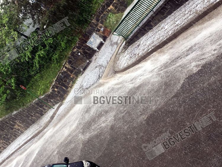 Леден порой и гръмотевична буря удариха Смолян /снимки/