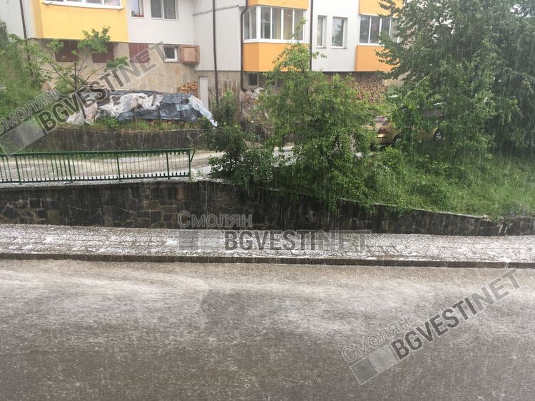 Леден порой и гръмотевична буря удариха Смолян /снимки/