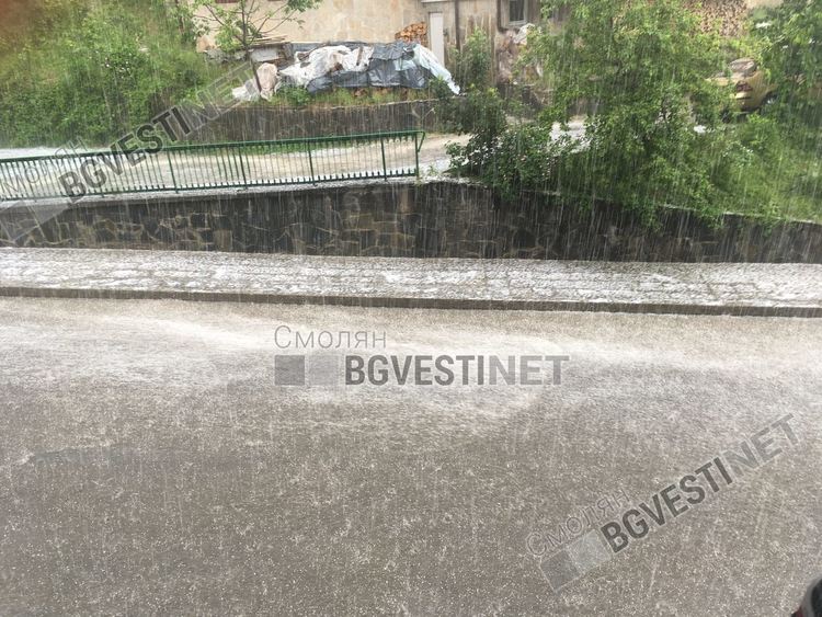 Леден порой и гръмотевична буря удариха Смолян /снимки/