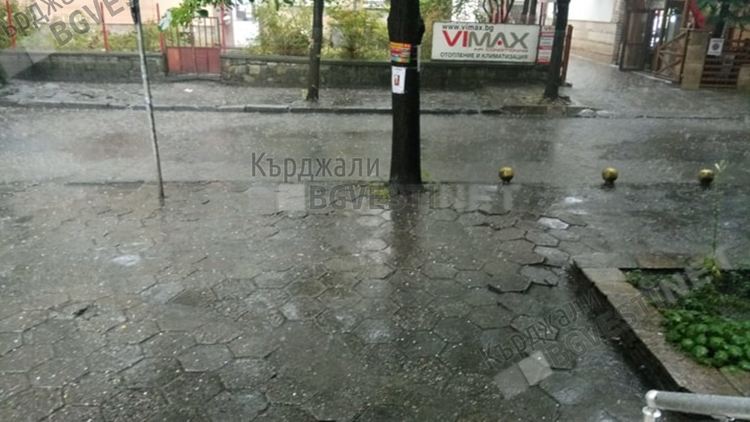 Потоп в Кърджали: 18 л на кв. м. за час с градушка колкото лешник/снимки/