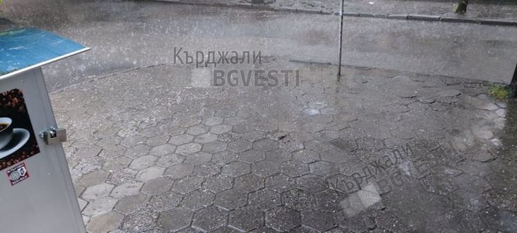 Потоп в Кърджали: 18 л на кв. м. за час с градушка колкото лешник/снимки/