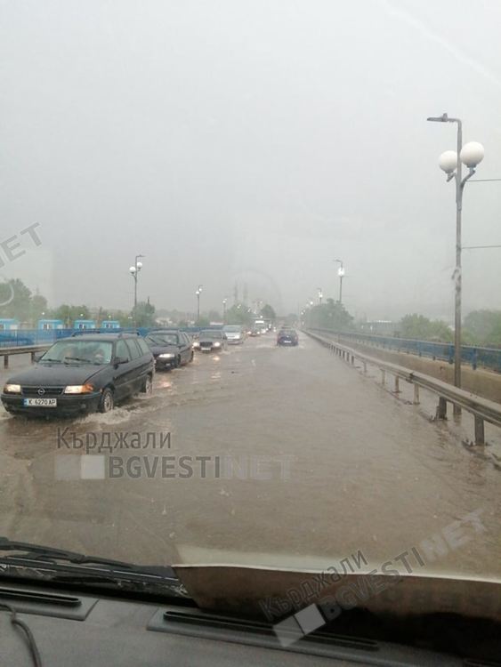 Потоп в Кърджали: 18 л на кв. м. за час с градушка колкото лешник/снимки/