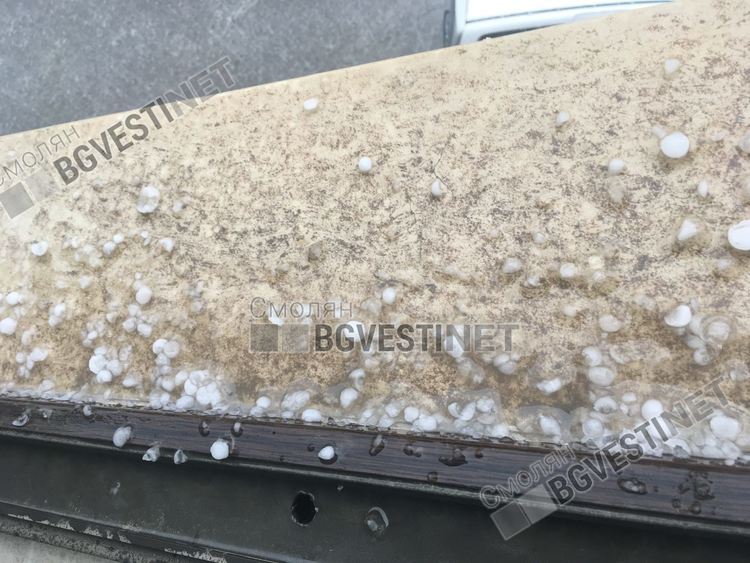 Леден порой и гръмотевична буря удариха Смолян /снимки/