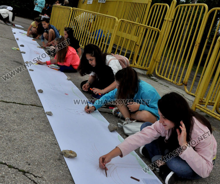 Рисунки с капчици дъжд в защита на Ямача