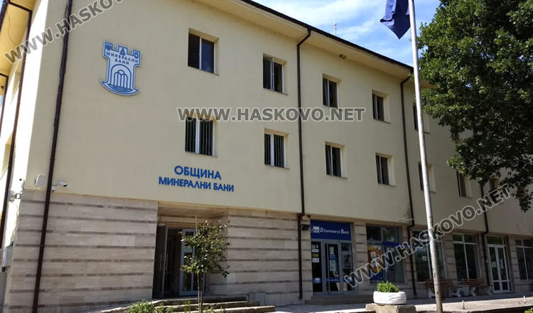 Градушката увредила коли, лампи и насаждения, загинал е щъркел