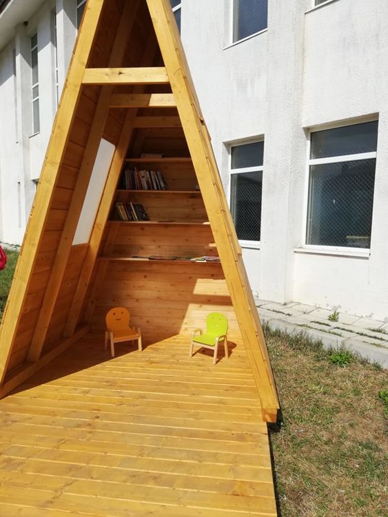 Млади родители подариха къщичка-библиотека на открито за училището в Старцево