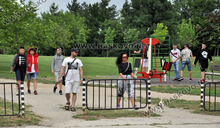 Рисунки с капчици дъжд в защита на Ямача