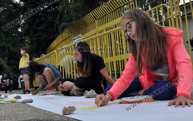 Рисунки с капчици дъжд в защита на Ямача