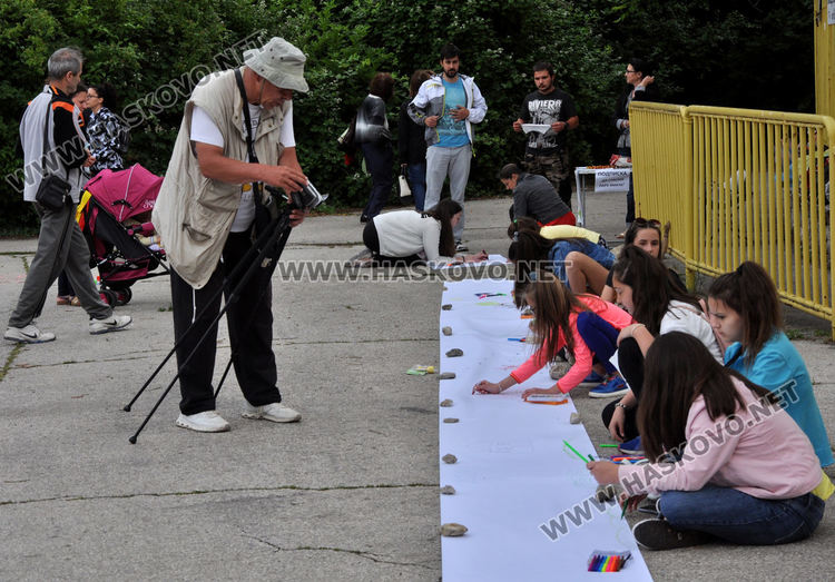Рисунки с капчици дъжд в защита на Ямача
