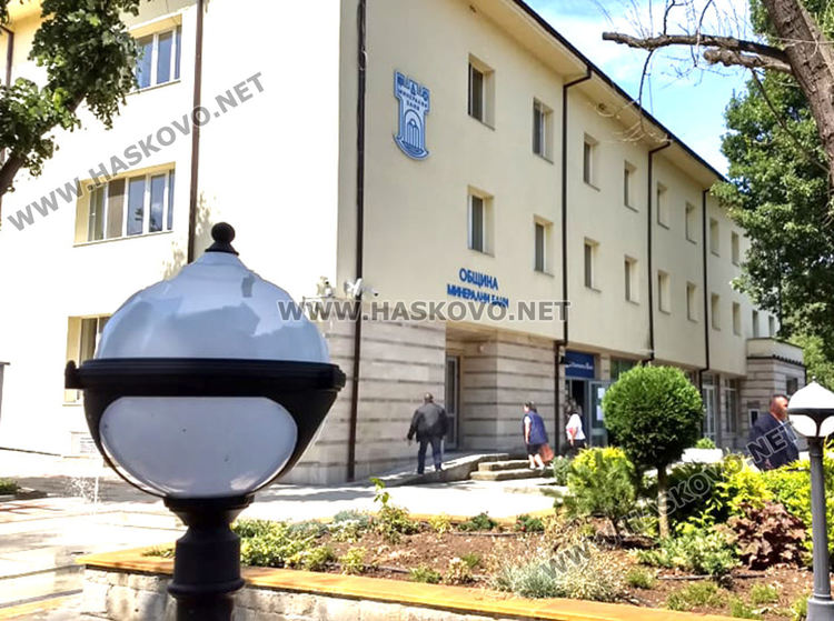 Градушката увредила коли, лампи и насаждения, загинал е щъркел