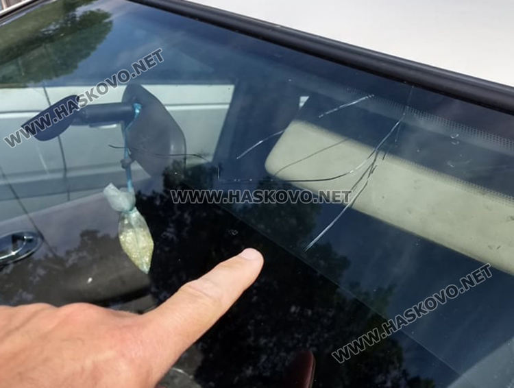 Градушката увредила коли, лампи и насаждения, загинал е щъркел