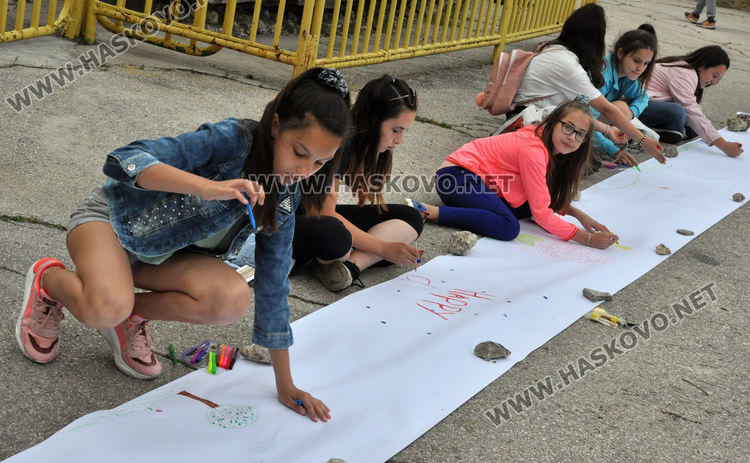 Рисунки с капчици дъжд в защита на Ямача