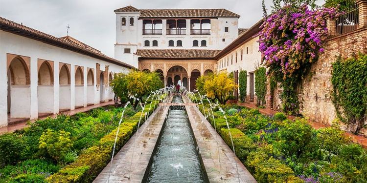 Прочутият дворец Алхамбра отваря отново за посетители