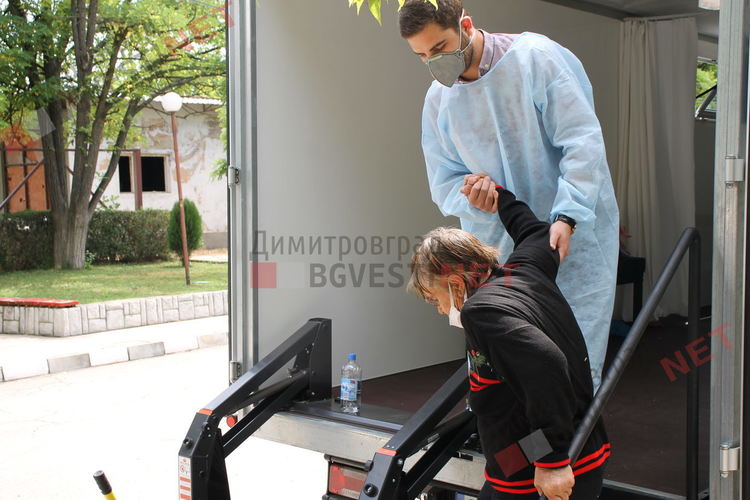 Мобилният медицински кабинет прегледа първите пациенти в село Добрич