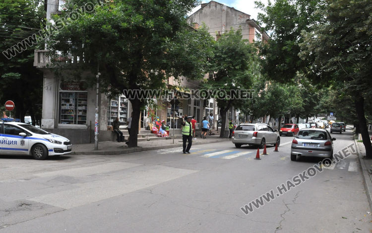81-годишен водач на Пежо блъсна пешеходка до Първа поликлиника