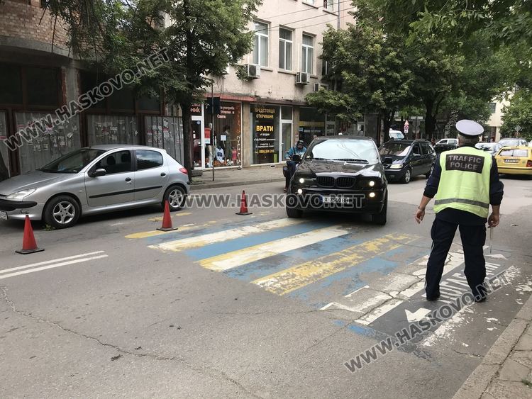 81-годишен водач на Пежо блъсна пешеходка до Първа поликлиника