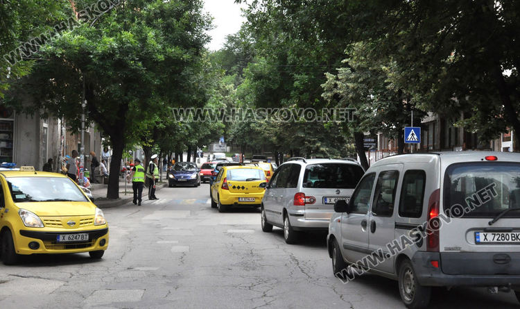 81-годишен водач на Пежо блъсна пешеходка до Първа поликлиника