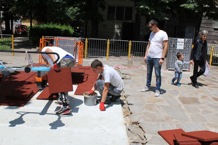 Монтираха люлки-везни в Хасково и поставиха специална настилка под тях