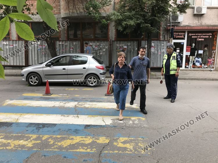 81-годишен водач на Пежо блъсна пешеходка до Първа поликлиника