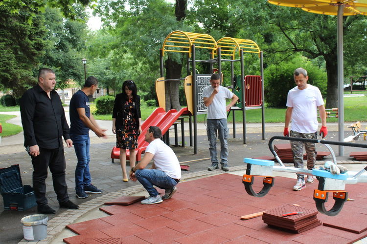 Монтираха люлки-везни в Хасково и поставиха специална настилка под тях