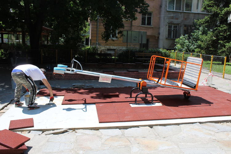 Монтираха люлки-везни в Хасково и поставиха специална настилка под тях