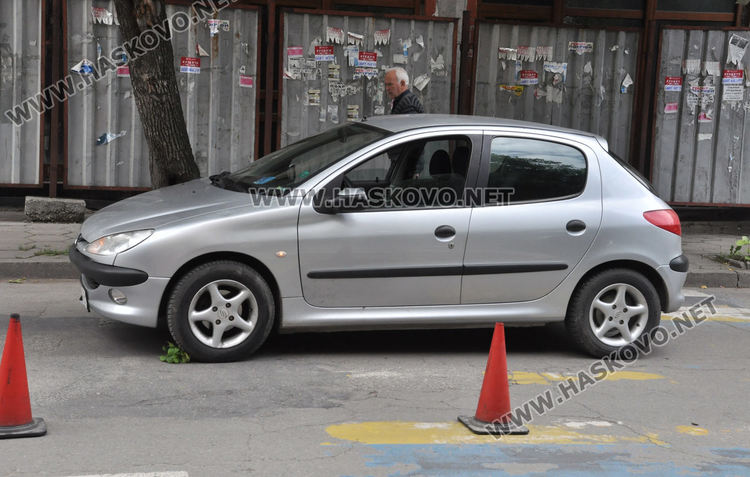 81-годишен водач на Пежо блъсна пешеходка до Първа поликлиника