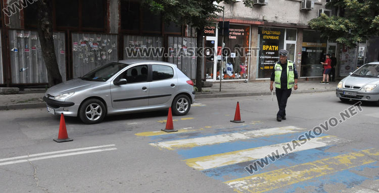 81-годишен водач на Пежо блъсна пешеходка до Първа поликлиника