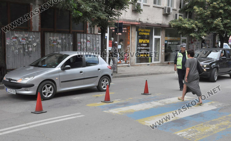 81-годишен водач на Пежо блъсна пешеходка до Първа поликлиника