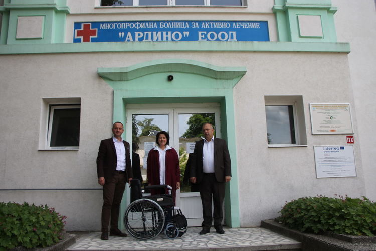 Ръководителите на Община Ардино дариха инвалидна количка на болницата