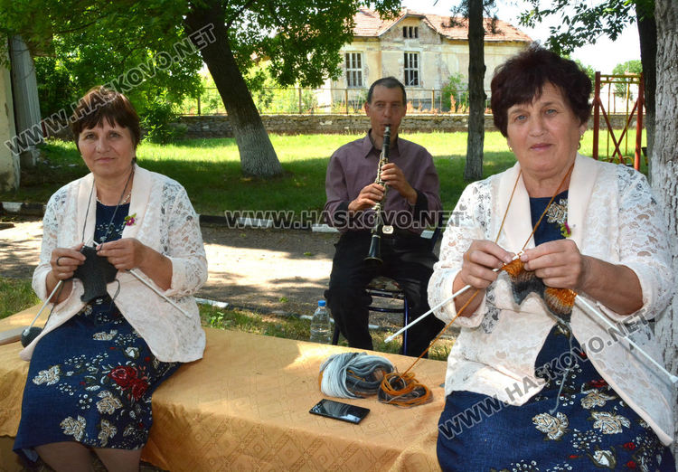 Световен ден на плетенето отбелязаха в Крум, плетоха шалове за лекари