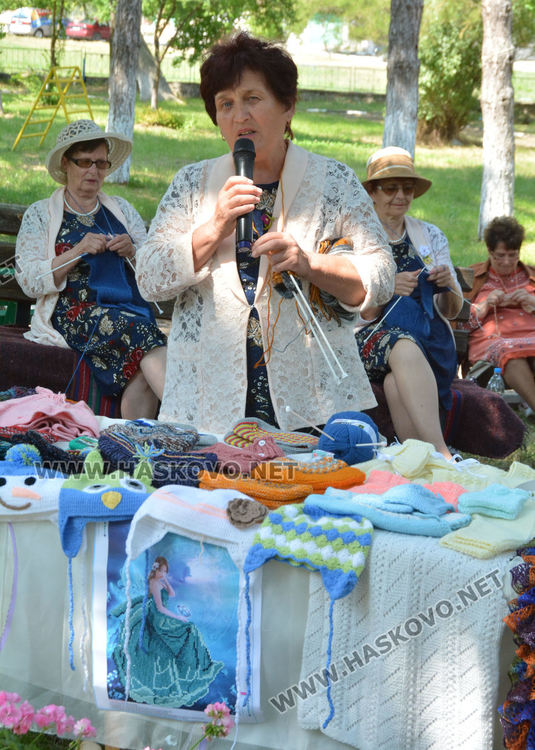 Световен ден на плетенето отбелязаха в Крум, плетоха шалове за лекари