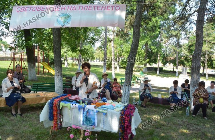 Световен ден на плетенето отбелязаха в Крум, плетоха шалове за лекари