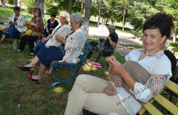 Световен ден на плетенето отбелязаха в Крум, плетоха шалове за лекари